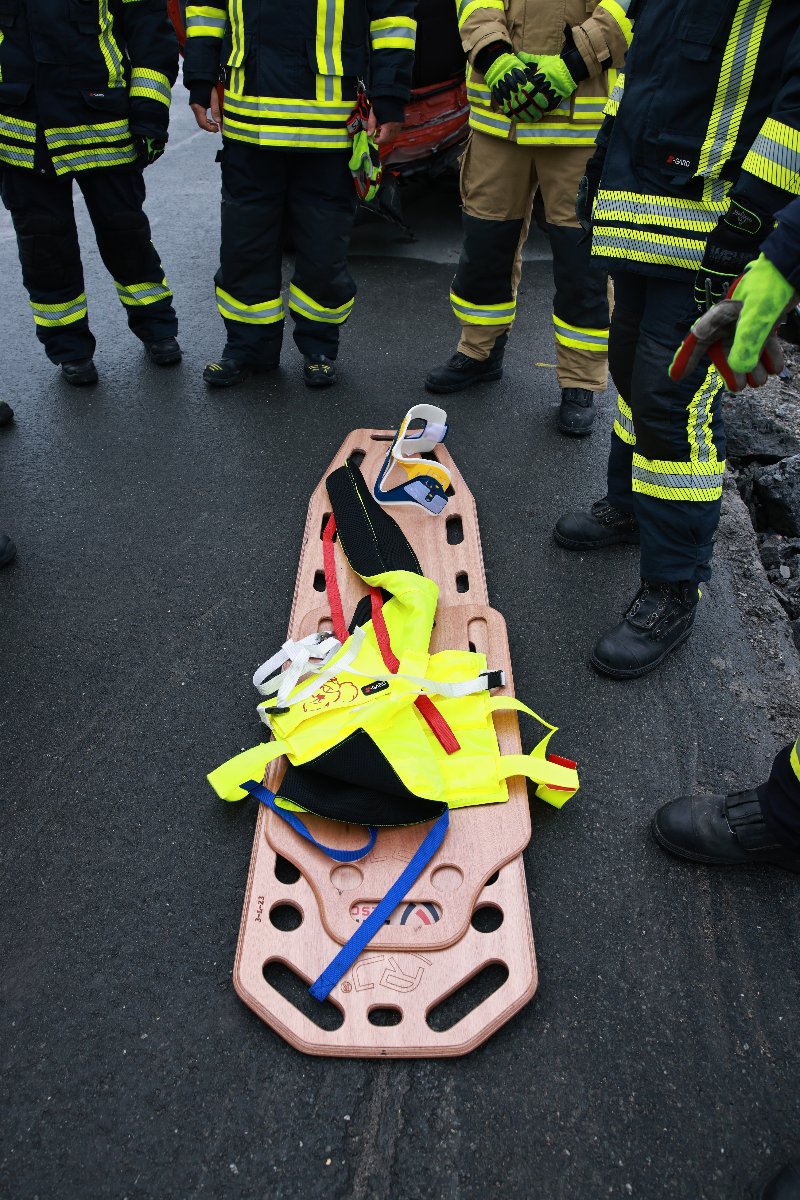 Haus der Rettung zeigt Spineboard mit Befestigungszubehör bei der Feuerwehr.
